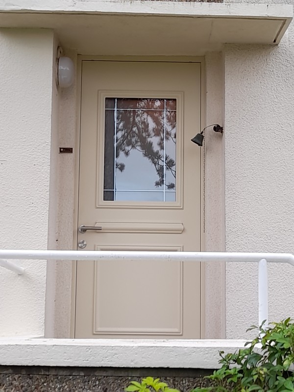 Porte d'entrée en aluminium vitrée de la marque K-Line - Bardel Menuiserie 