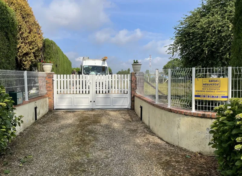 Portail en PVC - Bardel Menuiserie 