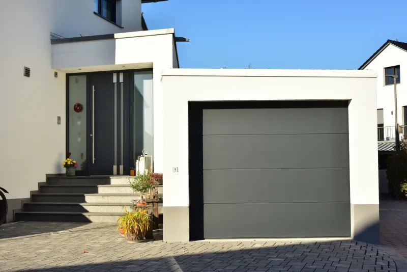Porte de garage et porte d'entrée aluminium gris anthracite - Bardel Menuiserie