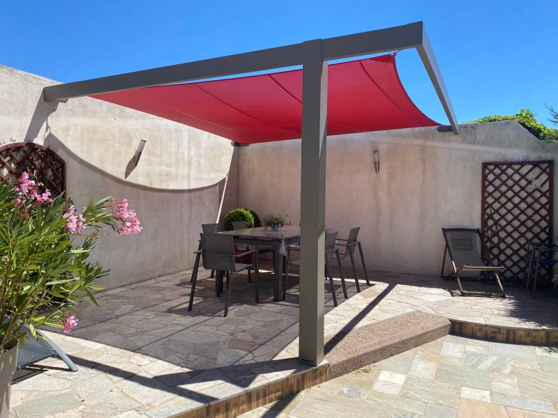 Créer de l’ombre sur une terrasse avec une voile d’ombrage installée par un professionnel à Bolbec (76210)