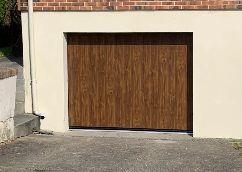 Artisan menuisier pour la pose d'une porte de garage sectionnelle isolante et motorisée avec portillon autour de Lillebonne 76