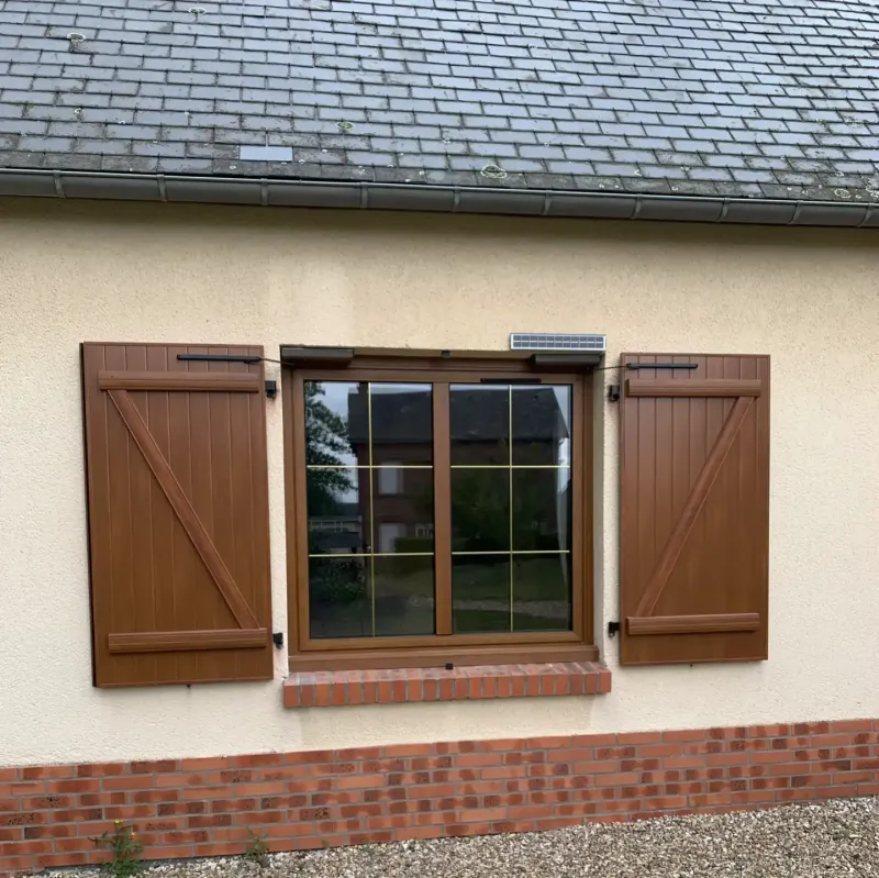 Poser des volets battants aluminium avec motorisations solaires, coloris chêne doré, à Lillebonne 76170